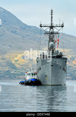 La classe Oliver Hazard Perry frégate lance-missiles USS Robert G. Bradley (FFG 49) arrive pour un service au port. Bradley Banque D'Images