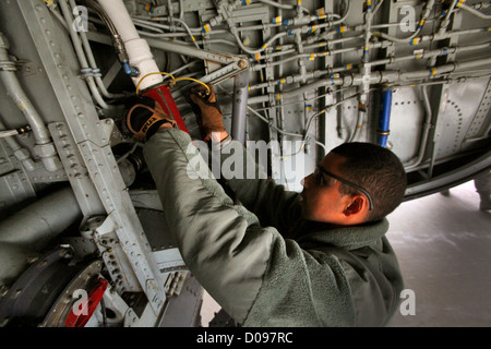 L'aviateur de 1re classe Jonathan Carmona, chef d'équipage de la Garde nationale aérienne du New Jersey, effectue une inspection avant vol sur un KC-135R Stratotanker à la base conjointe McGuire-dix-Lakehurst, assurant ainsi la préparation de l'avion pour les missions de ravitaillement en air. Banque D'Images
