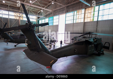 Les hélicoptères UH-60 Black Hawk de l'afficheur pendant un 19 Novembre, 2012 Visite à Simmons Army Airfield, Fort Bragg, N.C. Les élèves, de nouveau siècle, l'école primaire internationale de Fayetteville, Caroline du Nord, a visité le 1er Bataillon, 169e Régiment d'aviation, un A Banque D'Images