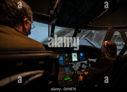 Rebecca Rascon, droite, vole un CH-47F instructeur sur simulateur avec l'aide de Pat Turner, à gauche, le 19 novembre, au cours d'une visite de l'école 2012 Banque D'Images