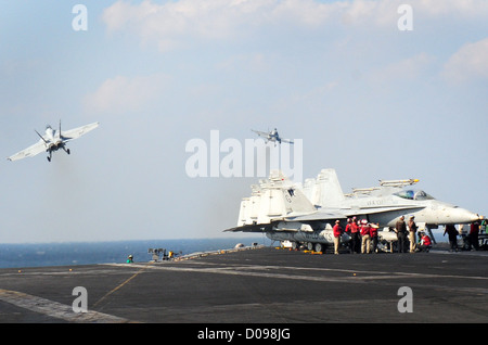 F/A-18F Super Hornet affectés à la Jolly Rogers de Strike Fighter Squadron (VFA) 103 et un F/A-18C Hornet les Wildcats Banque D'Images