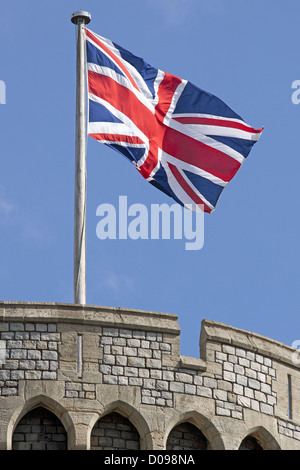 Drapeau BRITANNIQUE UNION JACK EN AGITANT AU-DESSUS DE LA TOUR RONDE DU CHÂTEAU DE WINDSOR EN ANGLETERRE LA REINE ELIZABETH II, résidence officielle WINDSOR Banque D'Images