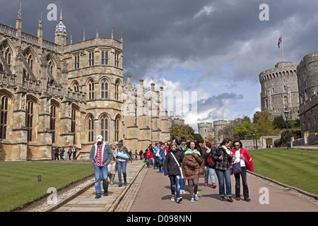 Les touristes visitant le château de Windsor CHAPELLE SAINT GEORGE DE GAUCHE À DROITE TOUR RONDE ANGLETERRE QUEEN ELIZABETH II'S Résidence officielle Banque D'Images