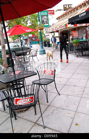 La Petite Italie, San Diego, USA. Peu d'Italie s'engage sur des chaises. Les gens dans la rue. Banque D'Images