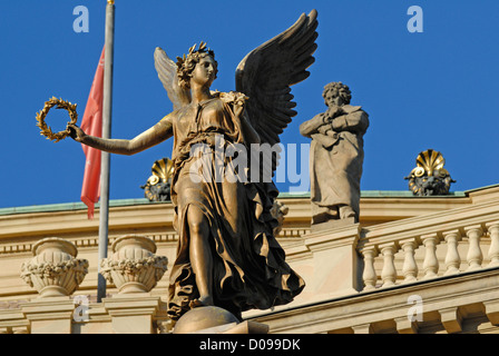 Prague, République tchèque. Rudolfinum concert hall. Angel et statue de Beethoven Banque D'Images