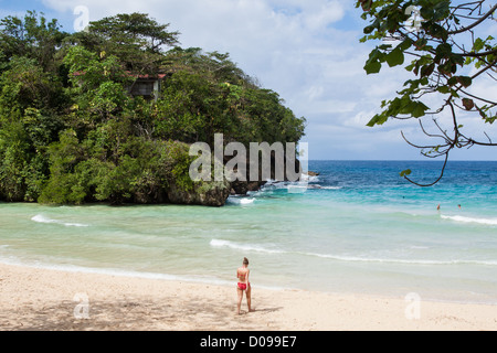 Cours de TOURISME DANS LA MER PLAGE PRIVÉE SUR FRENCHMAN'S COVE RÉGION DE PORT ANTONIO EN JAMAÏQUE DANS LES CARAÏBES Banque D'Images