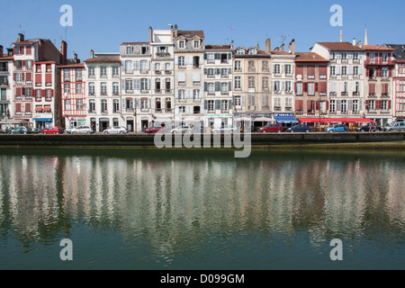 Maisons ALIGNÉES SUR LE LONG QUAI AMIRAL JAUREGUIBERRY NIVE BAYONNE PAYS BASQUE PYRENEES-ATLANTIQUES (64) Aquitaine France Banque D'Images