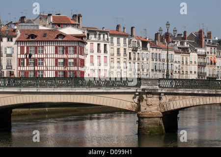 Le PONT PANNECAU SUR NIVE MAISONS ALIGNÉES SUR LE QUAI AMIRAL JAUREGUIBERRY BAYONNE PAYS BASQUE PYRENEES-ATLANTIQUES Banque D'Images