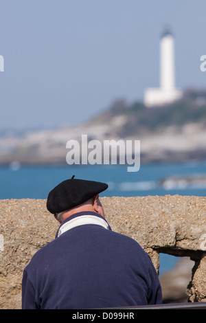 Vieil homme son béret basque QUI ENVISAGENT DE PHARE de l'OCÉAN ATLANTIQUE BIARRITZ PAYS BASQUE PYRENEES-ATLANTIQUES (64) Aquitaine Banque D'Images