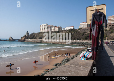 Les surfeurs SUR LA CÔTE DES BASQUES BEACH BIARRITZ PAYS BASQUE PYRENEES-ATLANTIQUES (64) Aquitaine France Banque D'Images