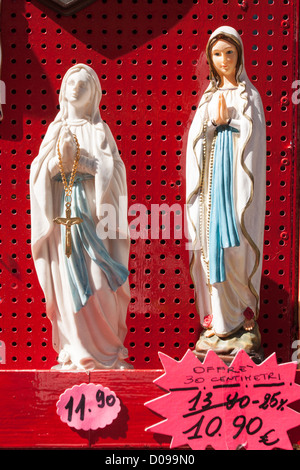 Des statuettes DE LA VIERGE SUR UN ÉTAL DE VENDEUR DE SOUVENIRS RELIGIEUX CENTRE VILLE DE LOURDES Hautes-pyrénées (65) MIDI-PYRÉNÉES FRANCE Banque D'Images