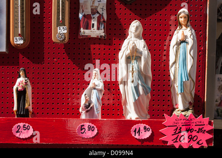 Des statuettes DE LA VIERGE SUR UN ÉTAL DE VENDEUR DE SOUVENIRS RELIGIEUX CENTRE VILLE DE LOURDES Hautes-pyrénées (65) MIDI-PYRÉNÉES FRANCE Banque D'Images