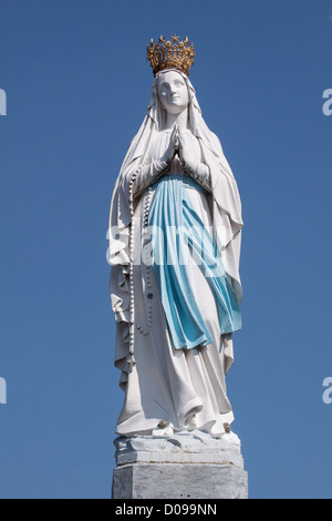 STATUE VIERGE LOURDES SUR L'ESPLANADE NOTRE-DAME DU ROSAIRE Sanctuaire Basilique LOURDES Hautes Pyrénées (65) - MIDI-PYRÉNÉES FRANCE Banque D'Images