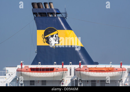 Emblème OFFICIEL SARDAIGNE PEINT SUR LA CHEMINÉE DE LA COMPAGNIE DE FERRY CORSICA FERRIES Sardinia Ferries reliant la Corse Sardaigne Banque D'Images