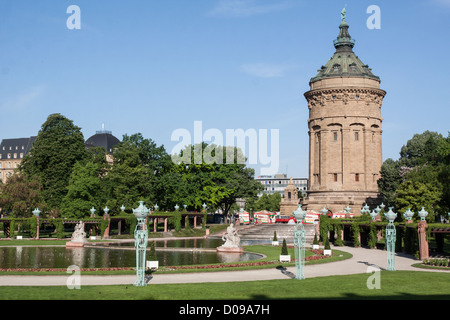 Château d'eau CONSTRUIT À LA FIN DU 19ème siècle DANS LE STYLE ART NOUVEAU VILLE DE MANNHEIM ALLEMAGNE EUROPE Banque D'Images