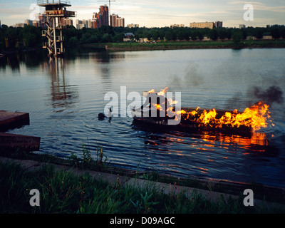 Stunt film de bateau en feu avec stuntman et plongeur de sécurité Banque D'Images