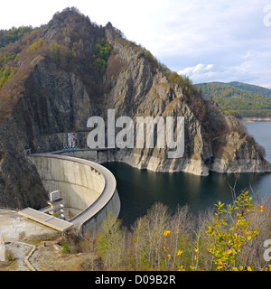 Sommaire des arch Dam et du lac Vidraru sur l'automne. Banque D'Images