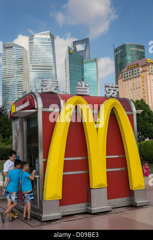 Un kiosque de restauration rapide McDonald's à Pudong, Shanghai, Chine Banque D'Images