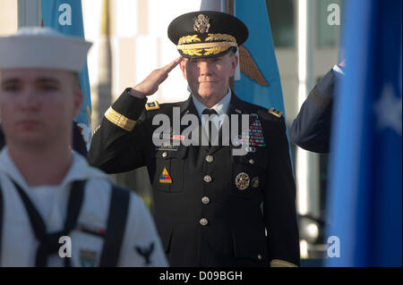 Le général américain Martin Dempsey, chef d'état-major interarmées, rend hommage à la passation de commandement du Commandement Sud, 19 novembre 2012 à Miami, FL. Le général John Kelly prend le commandement du général William Fraser III. Banque D'Images