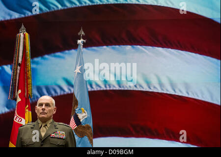 Le général John Kelly est à l'attention lors de sa cérémonie de promotion avant le Commandement Sud Changement de commandement le 19 novembre 2012 à Miami, FL. Général, Kelly prend le commandement du général William Fraser III. Banque D'Images