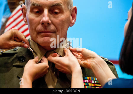 Le général américain John Kelly a sa quatrième étoile accrochée à son col par sa fille Kate et fille Heather avant le Commandement Sud Changer de commandement le 19 novembre 2012 à Miami, FL. Général, Kelly prend le commandement du Général Fraser. Banque D'Images