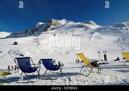 Des chaises sur la piste de ski à Hintertux arena finance, Zillertal, Autriche Banque D'Images