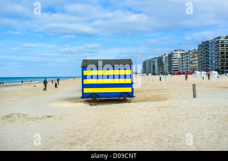 Cabines de plage, La Panne Beach, Flandre occidentale, Belgique Banque D'Images