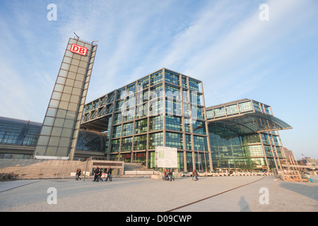 BERLIN, ALLEMAGNE - le 2 novembre 2011 : vue extérieure de la gare principale, le 2 novembre 2011 à Berlin, Allemagne. Banque D'Images