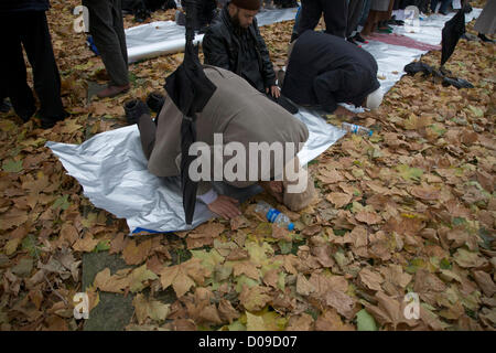 20 novembre 2012. London UK. Les manifestants de la communauté bangladaise en Grande-Bretagne conduire prières devant les Chambres du Parlement à Westminster pour protester contre l'emprisonnement des chefs des partis d'opposition par le Gouvernement du Bangladesh. Banque D'Images