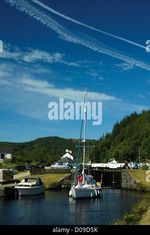 Un yacht en passant par les serrures à Cairnbaan sur le Canal Crinan, ARGYLL & BUTE, Ecosse Banque D'Images