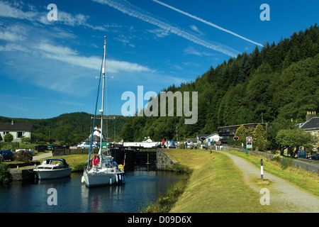 Un yacht en passant par les serrures à Cairnbaan sur le Canal Crinan, ARGYLL & BUTE, Ecosse Banque D'Images