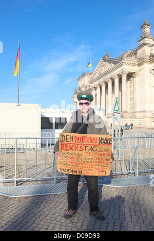 BERLIN - 3 NOVEMBRE 2011 : manifestant devant le Bundestag, le 3 novembre 2011 à Berlin, Allemagne. Banque D'Images