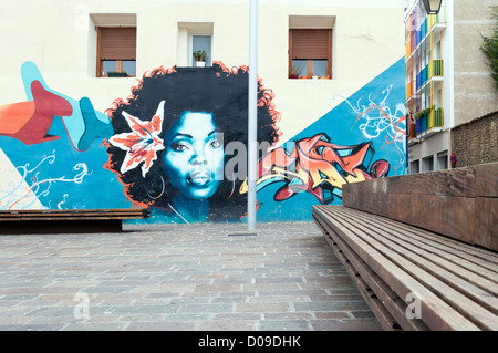 Street art peinture de femme noire avec une fleur dans ses cheveux à Vitoria-Gasteiz, Espagne Banque D'Images