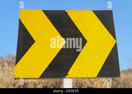 Road sign board montrant tournant itinéraire Autoroute Katraj Banque D'Images