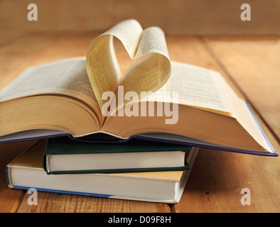 Livre ouvert. Pages du livre pliée en forme de coeur Banque D'Images