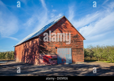 Entrée avant de grange rouge avec des parements en bois patiné et métal ondulé couleur argent porte coulissante à Chico, Californie. Banque D'Images
