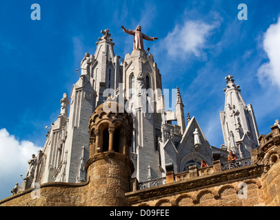 Temple Expiatori del'église Sagrat Cor conçu par Enric Sagnier construit 1902-1961 à une montagne au-dessus du Tibidabo Barcelone Espagne Banque D'Images