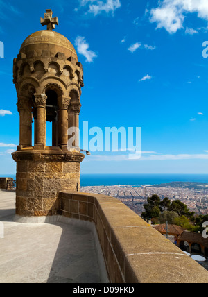 Vue depuis l'église à Tibidabo Barcelone Catalogne Espagne vers le centre ville et la mer Méditerranée au loin Banque D'Images