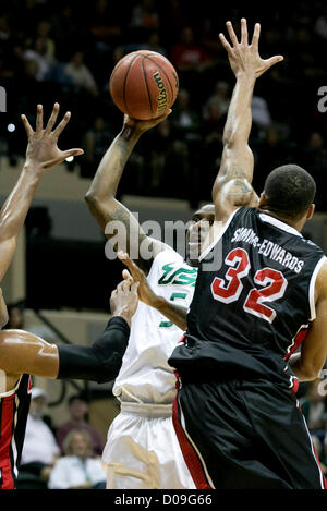 20 novembre 2012 - Tampa, Floride, États-Unis - Bulls guard Jawanza Pologne (5) tire plus Dyricus Simms-Edwards Bradleys both garde côtière sur la voie à une victoire 82-63. .USF v Bradley men's basketball game. 7:30 pm astuce.(NOMS QUE PAR FICHIER FOURNI) (Crédit Image : © Willie J. Allen Jr/Tampa Bay Times/ZUMAPRESS.com) Banque D'Images