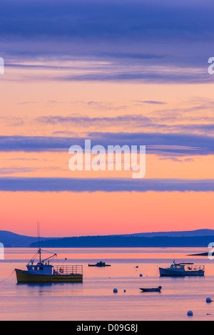 Le lever du soleil dans les eaux silencieuses à Bar Harbor, l'Acadie N.P, dans le Maine. Banque D'Images