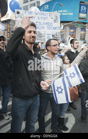 Pro-Israel manifestants à 42e St. à Manhattan protester contre des attaques de roquettes palestiniennes sur Israël, Nov.18, 2012. Banque D'Images