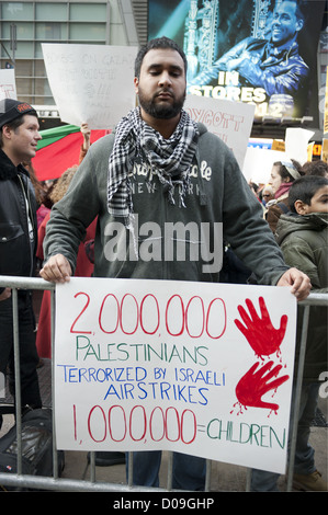 Pro-Palestinian stade manifestants protester à Times Square contre les attaques israéliennes à Gaza, le 18 novembre 2012. Banque D'Images