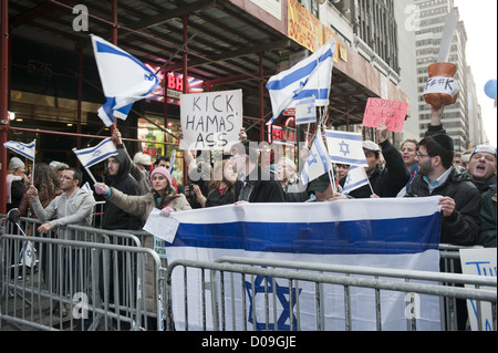 Pro-Israel manifestants à 42e St. à Manhattan protester contre des attaques de roquettes palestiniennes sur Israël, le 18 novembre 2012. Banque D'Images