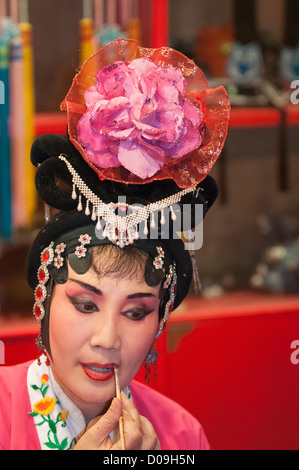 Artiste applique son makup dans dressing, Sichuan Opera à Shufenyayuan Tea House, Chengdu, province du Sichuan, Chine Banque D'Images