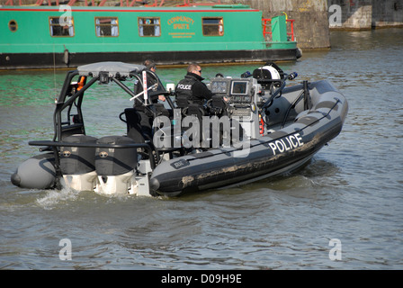 Police de l'eau voile en patrouille, port flottant, Bristol, England, UK Banque D'Images