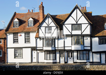 Bâtiment à ossature bois. Linden Grove Canterbury. Cette chambre donne sur la rivière Stour qui transite par le Westgate Gardens Banque D'Images