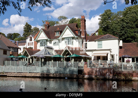 Le batelier Riverside Pub Restaurant Guildford River Wey . Wey et Canal Arun Banque D'Images