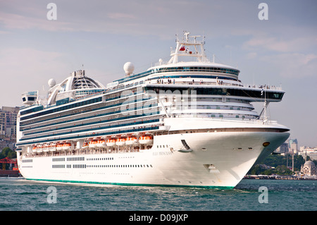 Bateau de croisière Ruby Princess de quitter le port, Istanbul Banque D'Images