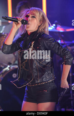 Le 20 novembre 2012. Toronto, Canada. Les groupes rock et New Wave band live sur métrique effectue beaucoup de musique live@beaucoup de spectacle. En photo, la chanteuse Emily Haines. (DCP/N8N) Banque D'Images