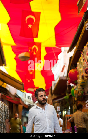 Couleurs FC Galatasaray dominent dans le marché aux épices, Istanbul. Banque D'Images